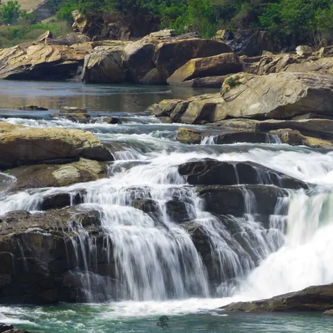 The cascade at Chunchanakatte dropping over its rock shelf