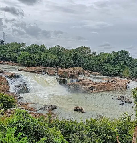 The full width of Chunchanakatte Falls and the pool below it